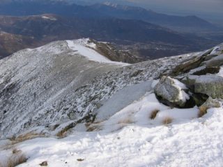 La dorsale che conduce alla cima spoglia sul versante sopra vento