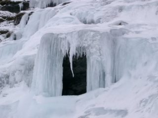 Suggestiva grotta nella cascata di ghiaccio.