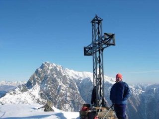 Piero con la croce di vetta. Dietro le Rocce del Gridone