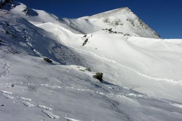 uno sguardo alla Punta Tempesta dal Colle Intersile e alla mia traccia fatta (11-12-2005)