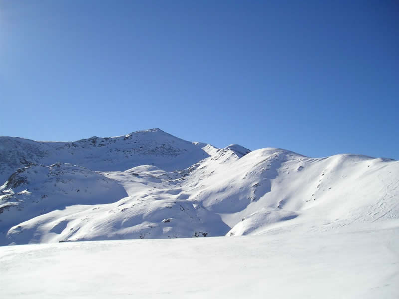 la cima Ferrarine. sulla destra parte della lunga cresta/dorsale che si percorre per arrivare in punta.