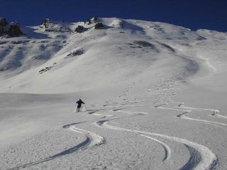 Sergio ricama i pendii sotto la cima