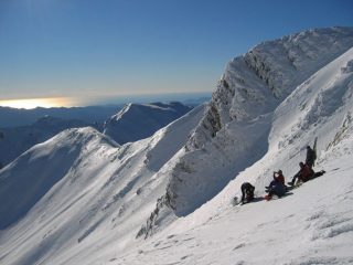 sosta al sole tra creste ghiacciate e con vista su mare, costa e isolette