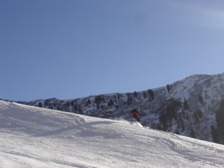 Un momento della discesa sulla dorsale nel vallone di serpentera. sergio freerideggia..
