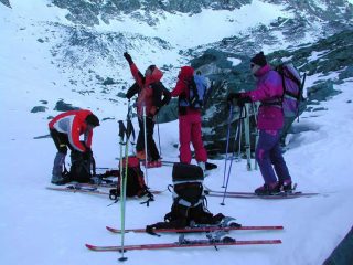 Il gruppetto ricompattato. Dario pensa che Walter stia indicando qualcosa, in realtà si sta scaldando con un po' di ginnastica.