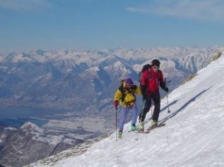 Paolo e Federico in salita con il lago di Lugano sullo sfondo