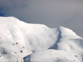A destra l'itinerario di salita, al centro la fantastica discesa