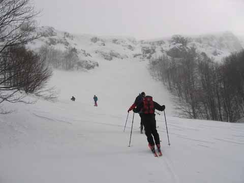 alla base del basamento di sostegno della terrazza glaciale dell'Altaretto