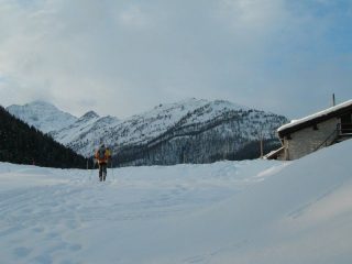 la partenza, sullo sfondo a destra il Monte Croce