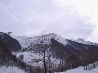 Sulla sinistra il versante di salita e di discesa, tutto a destra la cresta e il Bec Baral