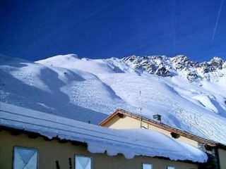 Pendii molto carichi sopra il rifugio