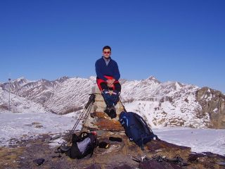 Io seduto sulla vetta