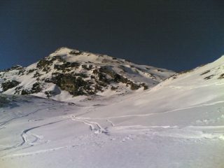 La cima con, alla destra, l'ultima parte della salita.