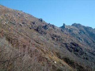 In vista del Colle Vardlà con il Dente della Vecchia