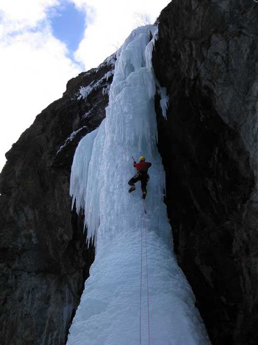 Sergio Minoggio sul free-standing dell'ultimo tiro.