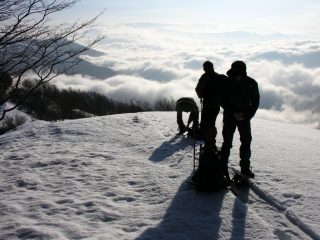 un momento di pausa sulla dorsale SO a quota 1450 m. (5-2-2006)