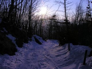 la stradina innevata che sale verso il Monte Carmo (5-2-2006)