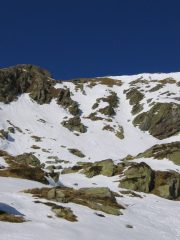 piano sotto la cima con, al centro, il canale di discesa