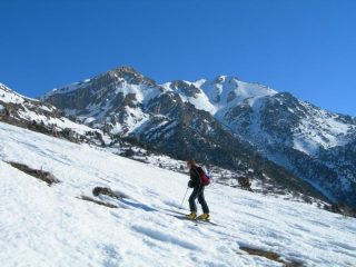 Sullo sfondo il Bric di Conoja