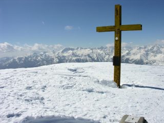 la vetta del Bertrand è un ampio cupolone nevoso (12-3-2006)