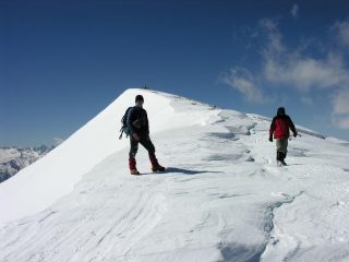 Stelvio a pochi minuti dalla cima...e Giampiero che ha iniziato la discesa ! (12-3-2006)