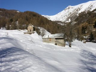 salendo verso la chiesetta della Madonna della Neve da Upega (12-3-2006)