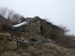 La baita e la vasca in pietra
