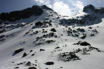 Davide sale l'ultimo pendio prima di raggiungere il nevaio del Monte Matto (24-4-2006)