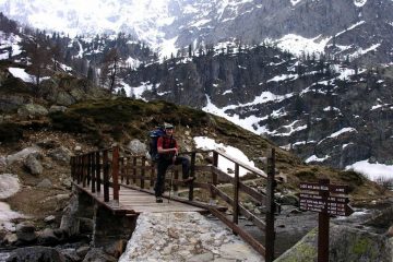 sul ponticello dal bivio per il Rifugio Livio Bianco (23-4-2006)