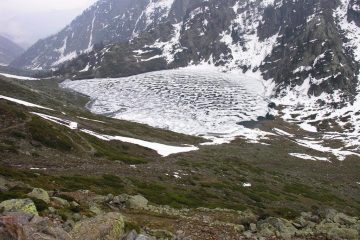 il Lago Sottano di Sella, visto dalla bastionata rocciosa sotto il Lago Soprano di Sella (24-4-2006)