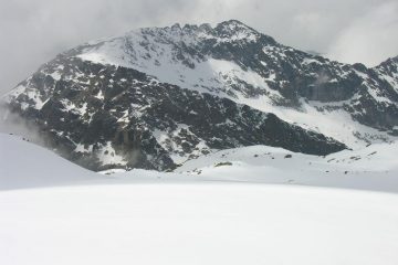 una delle rare schiarite dalla cima...verso la Rocca di Valmiana (24-4-2006)