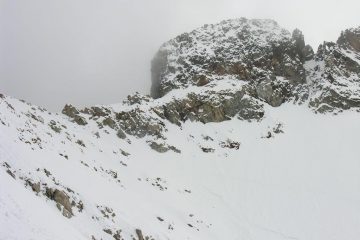 Cima Centrale del Matto vista dalla parte alta del nevaio, salendo verso la Cima Est (24-4-2006)