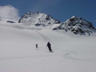 Discesa sul ghiacciaio, a sinistra le due punte