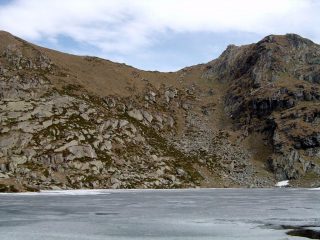 Il lago e sullo sfondo, il Colle della Boira Freida