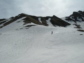 sulla sinistra la costola erbosa che porta alla spalla