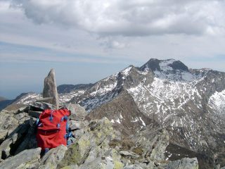 La vetta della Cima Centrale delle Chiose , con sfondo il Monfandì