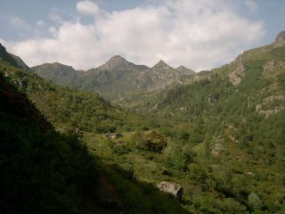 Il vallone di salita al Bellavarda, con sfondo la Punta Marsè
