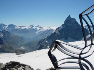 La croce di vetta ed il Cervino