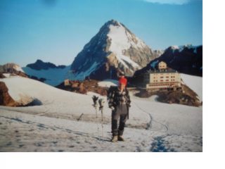 Il Gran Zebru' con a dx in basso il Rifugio Casati.