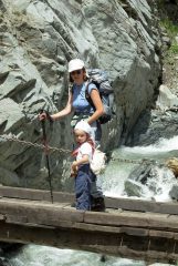 Aurora con mamma durante la salita