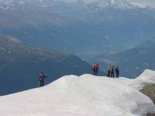 Tratto della cresta innevata, un balcone sulla Valle dell'Arc