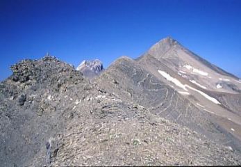 la bella piramide del Piz Blaisun con tutta la lunga cresta Est da percorrere in salita; sullo sfondo a sinistra della cima appare il Piz Uertsch.