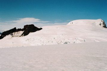 Sulla destra la cima. A sinistra i crepacci radiali del plateau di quota 1.800