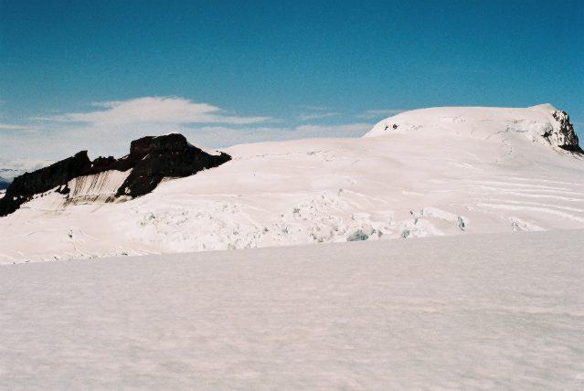 Sulla destra la cima. A sinistra i crepacci radiali del plateau di quota 1.800