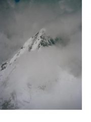 Dal Monch s'intravvede appena la piramide dell'Eiger