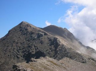 La lunga cresta dalla Fea Nera al Bric Rosso sul fondo