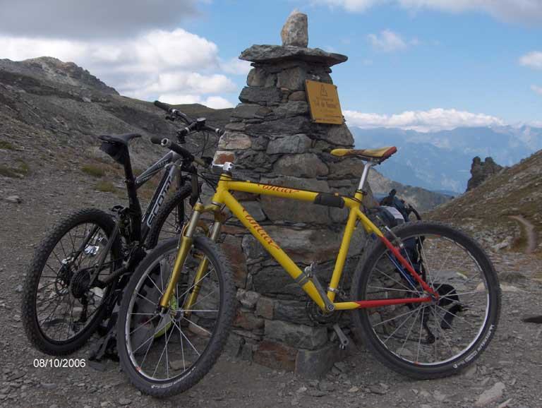 il colle di nannaz. Alle spalle delle nostre bici la Valtournenche.