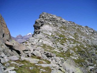 cima del corno bianco,sullo sfondo il g. paradiso