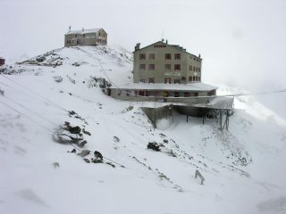 il Rifugio Casati...in condizioni invernali ! (28-8-2006)