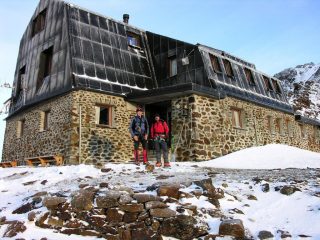 Stelvio e Luigi al Rifugio Mantova al Vioz, poco prima della partenza (27-8-2006)